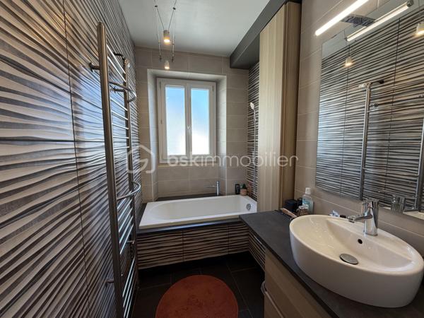 Situé au cœur du quartier recherché de la Haute Ville de Fougères, au 3ᵉ étage d'une copropriété, venez découvrir ce bel appartement offrant de beaux volumes, une belle luminosité et un agencement fonctionnel.

Dès l'entrée, vous serez séduits par une spacieuse pièce de vie baignée de lumière, idéale pour partager des moments conviviaux. Celle-ci s'ouvre sur une cuisine aménagée et équipée, complétée par une arrière-cuisine, offrant un espace de rangement et de stockage très appréciable.
L'espace nuit se compose de deux chambres avec placards intégrés, d'une salle de bains, d'un WC indépendant ainsi que de nombreux rangements répartis dans l'appartement pour un confort optimal au quotidien.

Côté annexes, vous bénéficierez d'une cave et d'un grenier, parfaits pour répondre à vos besoins de stockage. Une place de stationnement est également disponible à la location, un véritable atout en centre-ville.
À proximité immédiate des commerces, des écoles et de toutes les commodités, cet appartement saura séduire aussi bien une résidence principale qu'un investissement locatif.