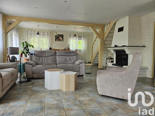 Maison traditionnelle 6 pièces de 150 m² à Villemer (77250)