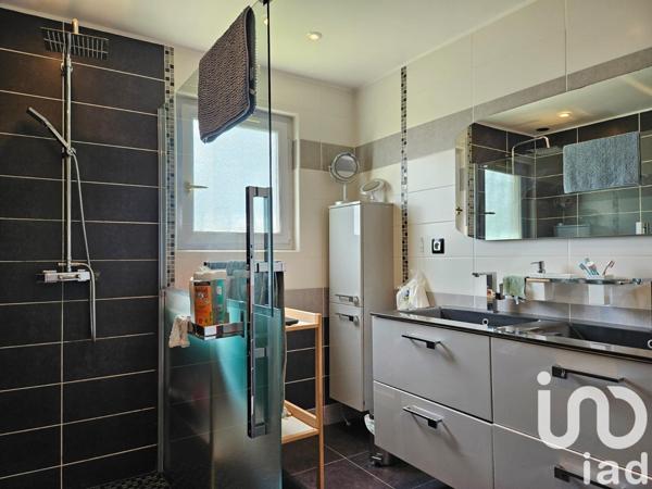 Maison traditionnelle 6 pièces de 150 m² à Villemer (77250)