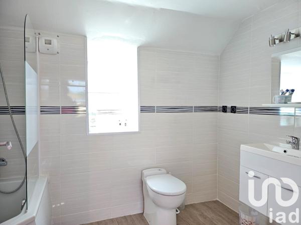 Maison traditionnelle 6 pièces de 150 m² à Villemer (77250)