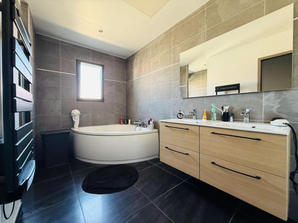 VILLA T5 143m2 AVEC PISCINE ET GARAGE