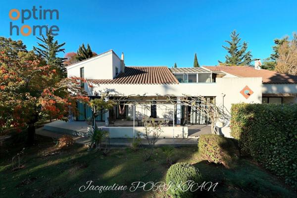 Aix en Provence : Maison d'architecte mitoyenne sur 2700m2 de jardin paysagé.