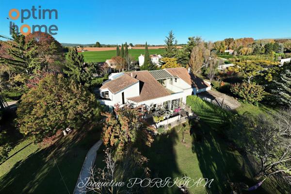 Aix en Provence : Maison d'architecte mitoyenne sur 2700m2 de jardin paysagé.