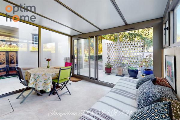Aix en Provence : Maison d'architecte mitoyenne sur 2700m2 de jardin paysagé.