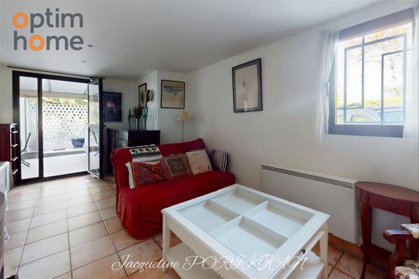 Aix en Provence : Maison d'architecte mitoyenne sur 2700m2 de jardin paysagé.