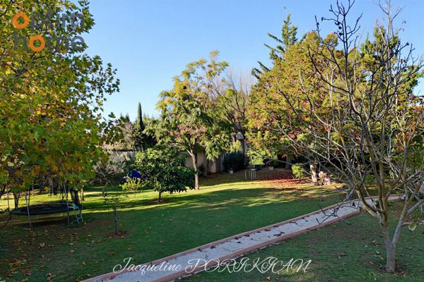 Aix en Provence : Maison d'architecte mitoyenne sur 2700m2 de jardin paysagé.