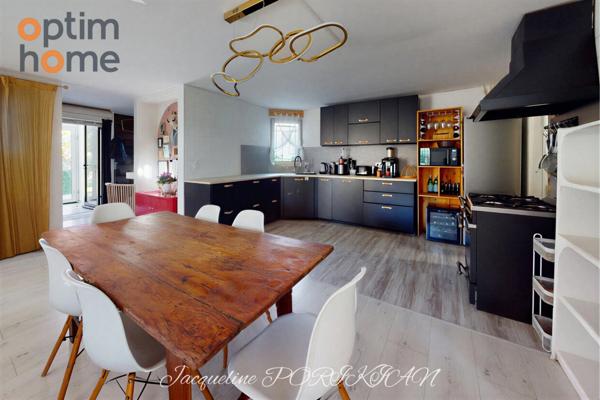 Aix en Provence : Maison d'architecte mitoyenne sur 2700m2 de jardin paysagé.