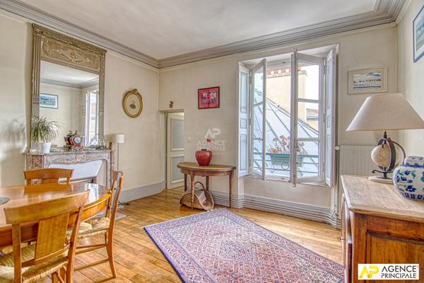 Versailles Saint-Louis Appartement 6 pièces 132 m² Carrez situé au 3eme étage d'un bel immeuble ancien €1 050 000 ** - Référence 25888