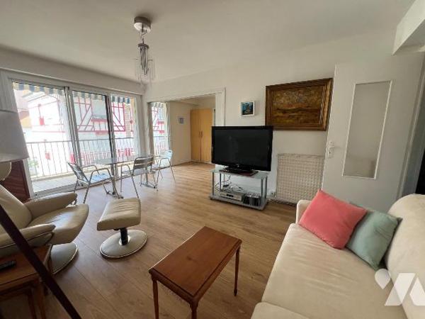 A VENDRE - LA BAULE LES PINS - PLACE DES PALMIERS - APPARTEMENT TYPE 3 
Aux pieds des commerce...