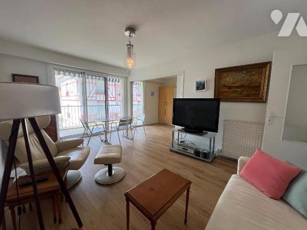 A VENDRE - LA BAULE LES PINS - PLACE DES PALMIERS - APPARTEMENT TYPE 3 
Aux pieds des commerce...