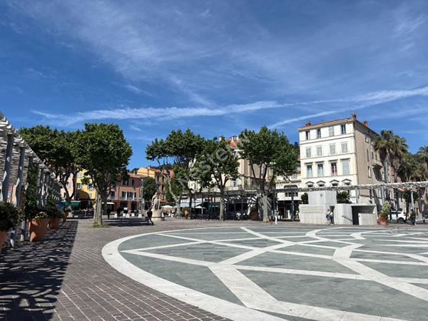 HYERES - A Vendre secteur Place Clémenceau T2 de 52.90 m²