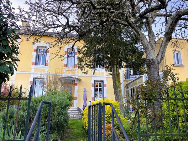 Vente
                Maison121,6 m² - 6 Pièces -
                    POITIERS (86000)
