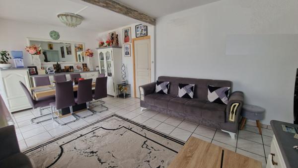 Bel appartement de 67m² avec 3 chambres et un balcon, box et 2 caves
