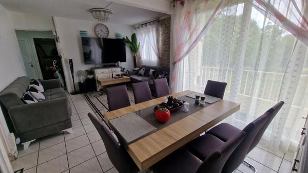 Bel appartement de 67m² avec 3 chambres et un balcon, box et 2 caves