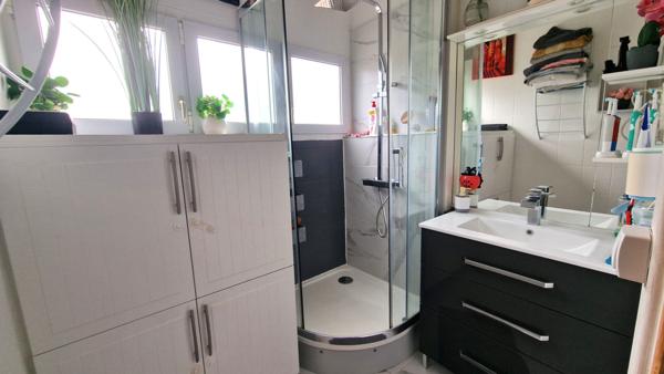 Bel appartement de 67m² avec 3 chambres et un balcon, box et 2 caves