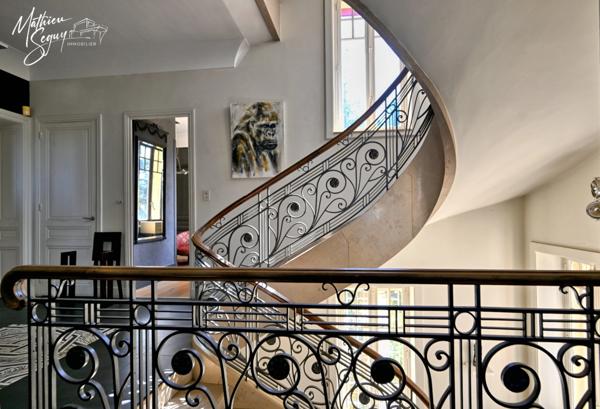 Propriete à vendre 13 pièces proche de SAINT SYMPHORIEN SUR COISE (69) de 525m² sur un parc classé de 5800 m²