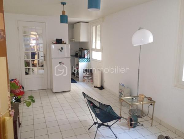 Duplex dans une petite copropriété au 1ère étage, un salon, une  cuisine salle de douche WC à  l' étage une grande pièce pour une chambre et un bureau colocation possible une dépendance à refaire plus un cellier avec de rangements. Fenêtres en PVC, volets électriques, toutes les pièces donnent sur une cour. Idéal investisseur. Quartier Musé Rodin.