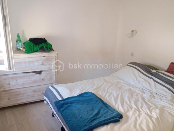 Duplex dans une petite copropriété au 1ère étage, un salon, une  cuisine salle de douche WC à  l' étage une grande pièce pour une chambre et un bureau colocation possible une dépendance à refaire plus un cellier avec de rangements. Fenêtres en PVC, volets électriques, toutes les pièces donnent sur une cour. Idéal investisseur. Quartier Musé Rodin.