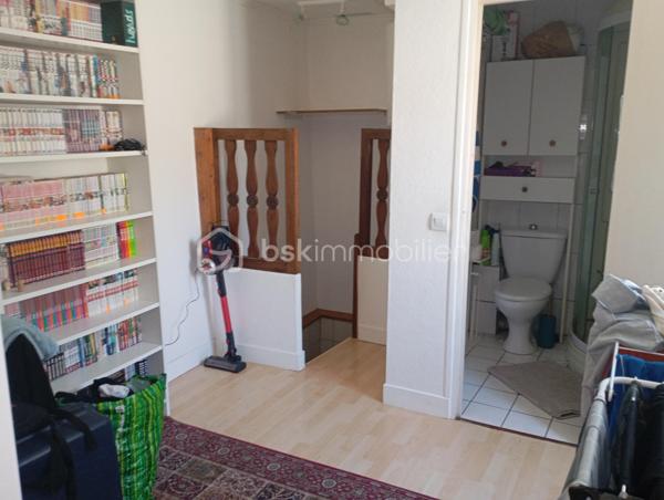 Duplex dans une petite copropriété au 1ère étage, un salon, une  cuisine salle de douche WC à  l' étage une grande pièce pour une chambre et un bureau colocation possible une dépendance à refaire plus un cellier avec de rangements. Fenêtres en PVC, volets électriques, toutes les pièces donnent sur une cour. Idéal investisseur. Quartier Musé Rodin.
