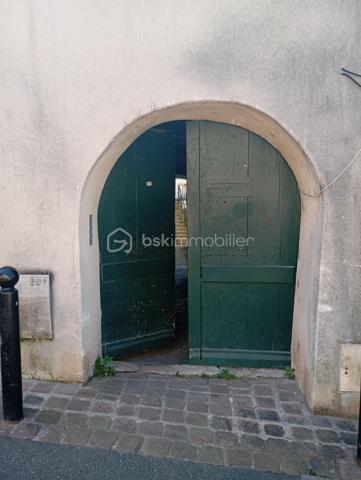 Duplex dans une petite copropriété au 1ère étage, un salon, une  cuisine salle de douche WC à  l' étage une grande pièce pour une chambre et un bureau colocation possible une dépendance à refaire plus un cellier avec de rangements. Fenêtres en PVC, volets électriques, toutes les pièces donnent sur une cour. Idéal investisseur. Quartier Musé Rodin.
