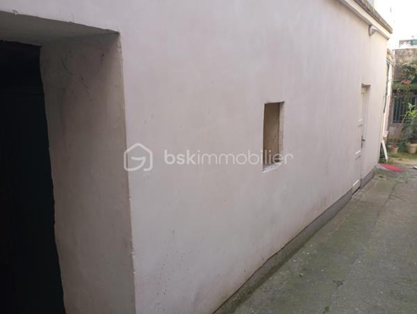 Duplex dans une petite copropriété au 1ère étage, un salon, une  cuisine salle de douche WC à  l' étage une grande pièce pour une chambre et un bureau colocation possible une dépendance à refaire plus un cellier avec de rangements. Fenêtres en PVC, volets électriques, toutes les pièces donnent sur une cour. Idéal investisseur. Quartier Musé Rodin.