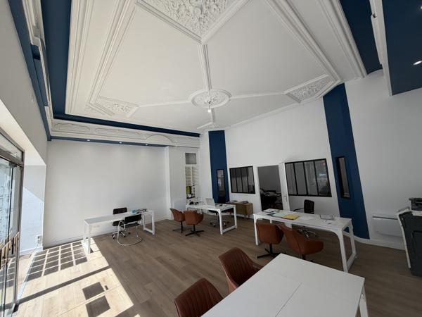 Local Commercial
        
        - 140 m² 325 000 € *