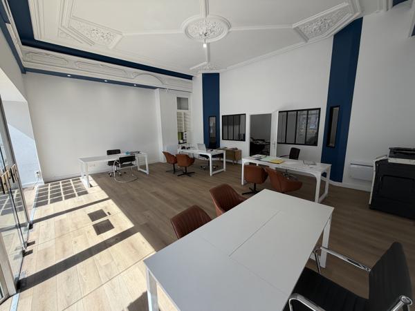 Local Commercial
        
        - 140 m² 325 000 € *