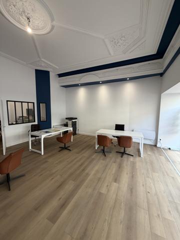 Local Commercial
        
        - 140 m² 325 000 € *