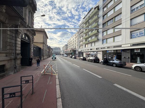 Local Commercial
        
        - 140 m² 325 000 € *