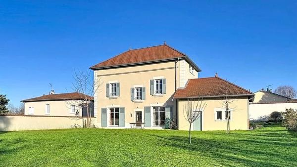 Chaponnay - Maison de caractère rénovée de 167,84 m² - Terrasse - Jardin arboré - Garage double - 4 Chambres