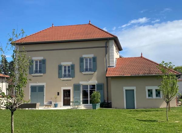 Chaponnay - Maison de caractère rénovée de 167,84 m² - Terrasse - Jardin arboré - Garage double - 4 Chambres