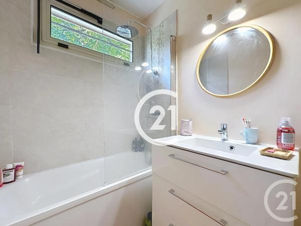 Maison à vendre  4 pièces - 109 m 2   CHATEAUBERNARD  - 16