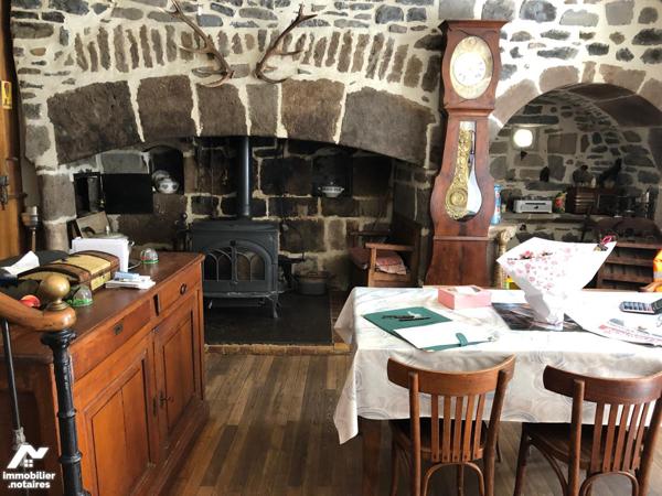 A 5km de SALERS, murs d'un bel ensemble immobilier : Bar-tabac-Restaurant-Chambres d'hôtes

G...