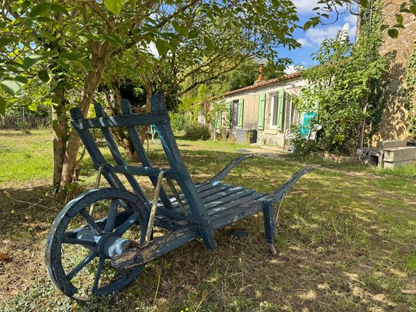 Maison - grandes dépendances - 13 000 m² de terrain