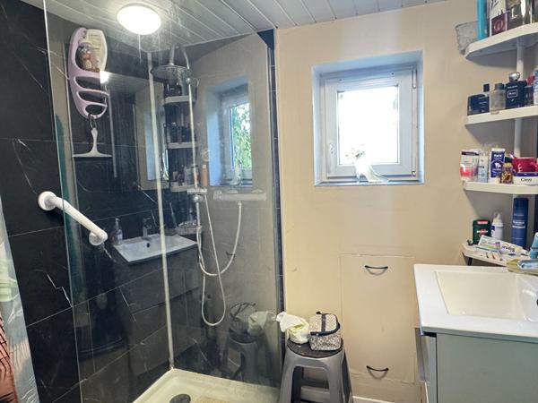 Maison - grandes dépendances - 13 000 m² de terrain