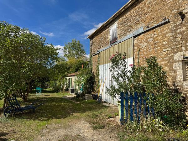 Maison - grandes dépendances - 13 000 m² de terrain