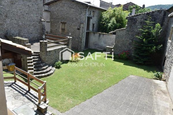 Maison en pierres avec grandes dépendances