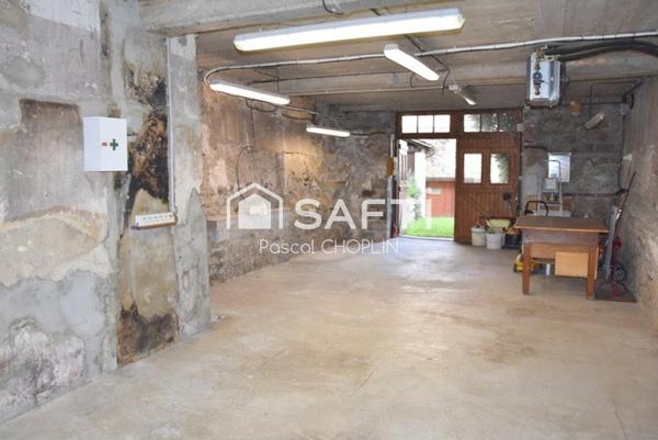 Maison en pierres avec grandes dépendances