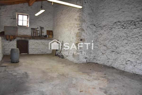 Maison en pierres avec grandes dépendances