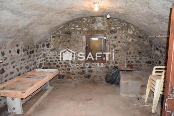 Maison en pierres avec grandes dépendances