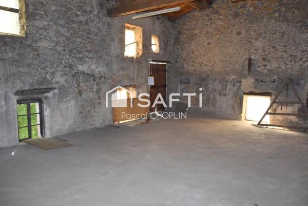 Maison en pierres avec grandes dépendances