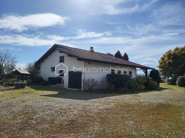 Magnifique maison individuelle avec sa piscine enterrée, située à 2 minutes du centre ville d'Aire-sur-L'Adour et de ses commodités.

Cette construction de maçonnerie traditionnelle aux jolies poutres apparentes de 162 m² environ avec un étage se compose :
Au rez-de-chaussée d'une entrée/couloir qui dessert un grand salon/séjour de + de 46 m² avec sa cheminée, une cuisine équipée, trois chambres avec placards, salle de bain, salle d'eau et un WC indépendant. 
Garage attenant, local technique avec un autre WC ainsi que 2 terrasses de 13 et 27 m² sont disponibles.
À l'étage, vous avez une mezzanine aménagée en bureau et mini salon ainsi qu'une quatrième chambre. Combles aménageables

La piscine au sel enterrée de 10 x 5 mètres sans vis à vis orientée au sud est parfaite pour se détendre en plein air en famille ou avec des amis, joli terrain plat de 4900 m² non inondable, clos et arboré donnant sur la campagne.

Coté technique, Bonnes prestations avec une PAC Air/eau de 2021 pour le chauffage central associée à une chaudière fioul (si besoin).
Très bon DPE gratifié d'une lettre D.
Un puits et un abris de jardin sont à disposition
De beaux volumes..idéal grande famille

Océan / montagne à 1 heure 15 min de route, Accès Autoroute A65 à 5 min... (école, collège et lycée)
Affaire à saisir,  à visiter sans tarder

Contacter Frédéric  BSK IMMOBILIER