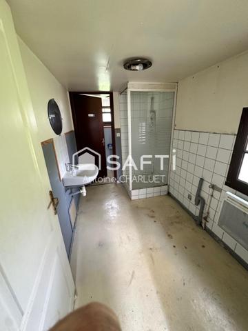 Maison avec beau potentiel locatif.