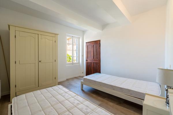 Roussillon (84220) Charmante maison de hameau avec vaste remise !