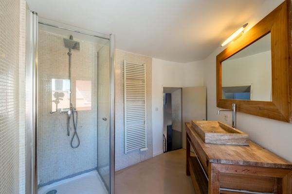 Roussillon (84220) Charmante maison de hameau avec vaste remise !