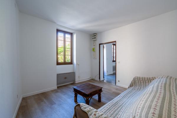 Roussillon (84220) Charmante maison de hameau avec vaste remise !