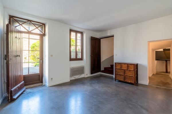 Roussillon (84220) Charmante maison de hameau avec vaste remise !