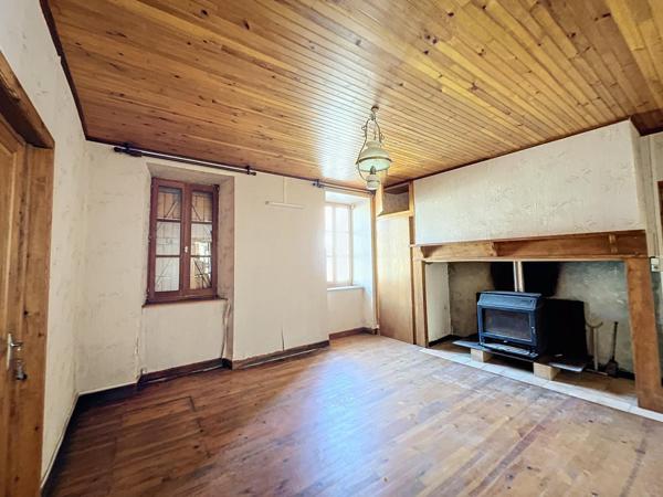 Maison 9 pièces fort potentiel.