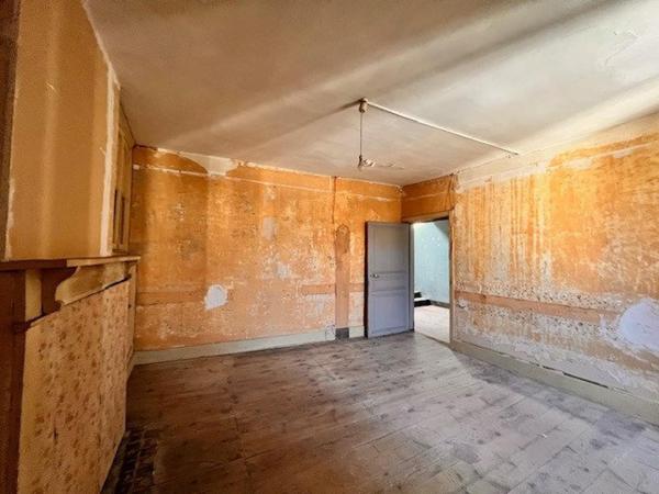 Maison 9 pièces fort potentiel.