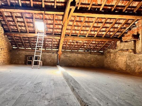 Maison 9 pièces fort potentiel.